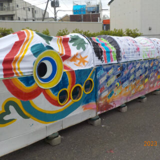 【尾久の原公園】巨大こいのぼりに色をつけよう